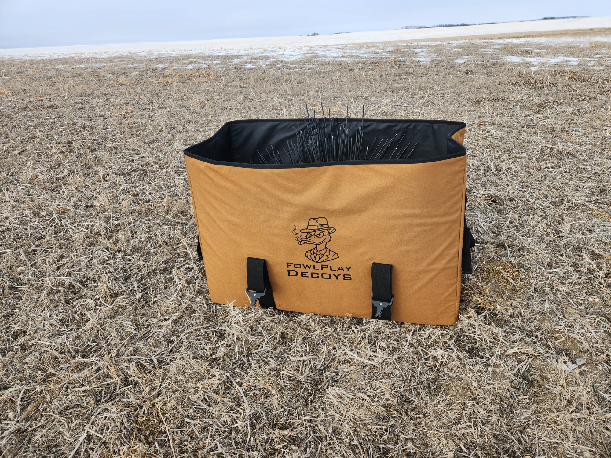 Large capacity decoy bag for carrying dozens of goose silhouettes into the field
